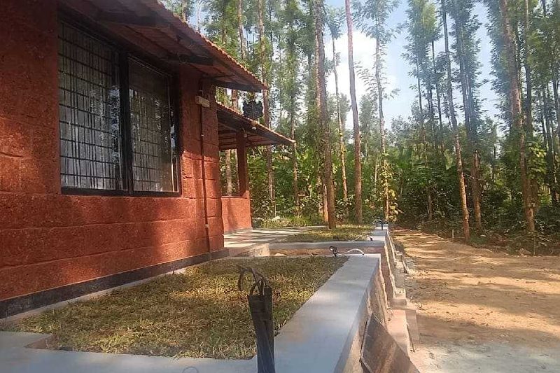 Independent cottage with bathtub