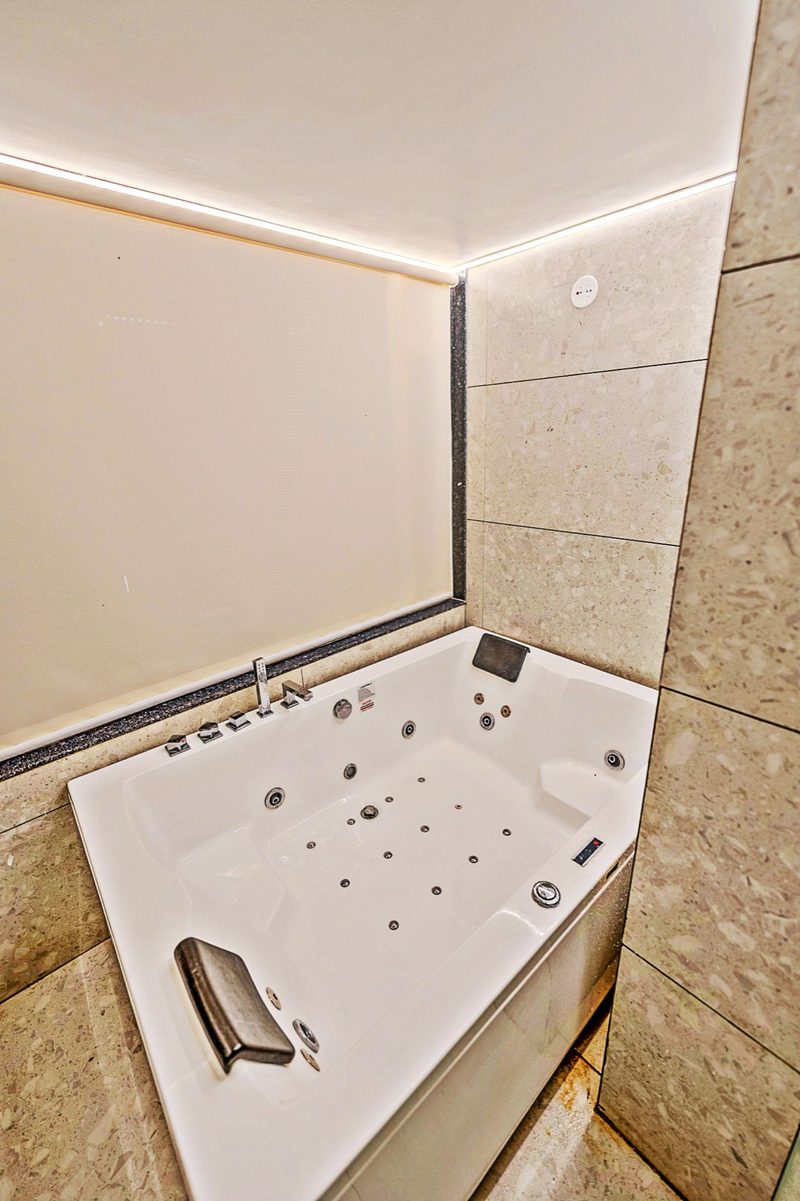 Premium Jacuzzi AC Room