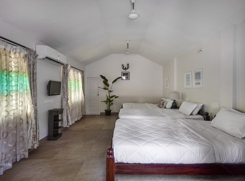 Large room with 4 cots