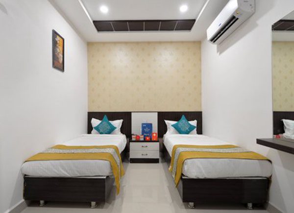 Twin bed room