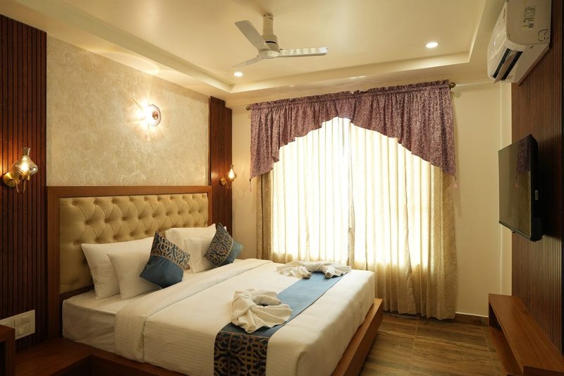 Classic Room with a king-size bed, tufted headboard and wall-mounted television