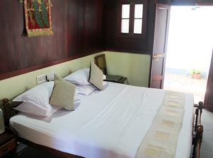 Nalukettu cottage room