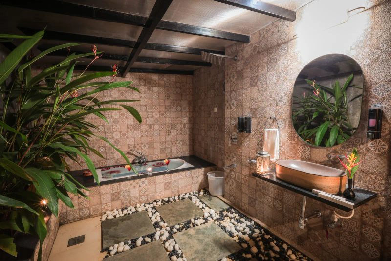 Open Bath Tub Room
