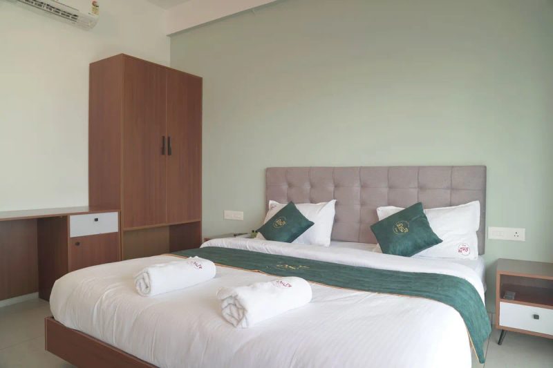 Spacious room with a double bed