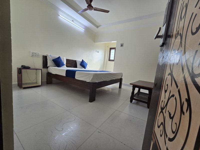 Deluxe Ac Room — 5 of 6